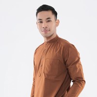 Issa Men Tunic dari Aumone ini dapat dipertimbangkan. Atasan tersebut punya potongan pas badan yang membuatnya terlihat lebih modern. Adapun aksen kerah tinggi dan kancing yang menonjolkan kesan Hari Raya. Dapatkan busana ini dengan Rp 295 ribu. Foto: Hijup    