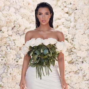 Kim Kardashian Pakai Buket Bunga Mawar Asli Jadi Gaun Kim Kardashian Pakai Buket Bunga Mawar Asli Jadi Gaun