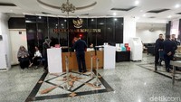 Di dalam gedung MK nampak sejumlah pegawai beraktivitas normal seperti biasa.