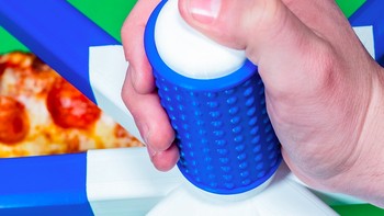 Ini adalah alat pemotong pizza yang bisa memangkas dengan ukuran sama. Foto: (instagram/unnecessaryinventions)