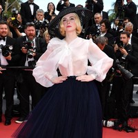 Busana monokrom Dior bergaya klasik menjadi pilihan mantan aktris cilik itu. Tubuhnya dibungkus blus longgar dengan pussy bow yang dramatis berikut rok tulle hitam yang megar. (Foto: Getty Images)