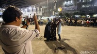 Mereka memarkirkan motornya di samping kawat berduri. Mereka lantas berfoto dan mengarahkan kamerannya ke arah gedung Bawaslu.