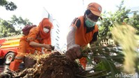 Banyaknya serpihan seperti sampah membuat para petugas PPSU kerepotan membersihkan jalan.