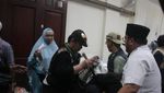 Momen Prabowo Jenguk Massa Pendemo di Bawaslu yang Terluka