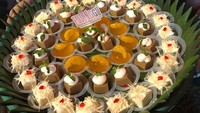 Aneka puding manis, topping cokelat dan keju siap meramaikan acara makan-makan Elma. Semua pudingnya terlihat manis dan menggugah selera. Foto: Instagram @elmatheana