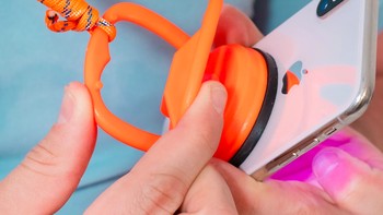 Ada pengisap di belakangnya untuk menahan iPhone. (instagram/unnecessaryinventions)