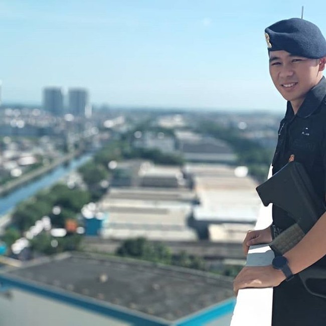 Foto viral tersebut menunjukkan anggota kesatuan Brimob memakai buff hitam dan hanya terlihat matanya yang sipit. Banyak yang menuduhnya sebagai polisi China karena bermata sipit. Foto: Instagram @krissandro_23