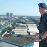Foto viral tersebut menunjukkan anggota kesatuan Brimob memakai buff hitam dan hanya terlihat matanya yang sipit. Banyak yang menuduhnya sebagai polisi China karena bermata sipit. Foto: Instagram @krissandro_23