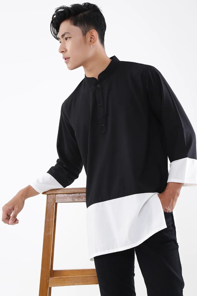 Opsi berikut terlihat sederhana namun punya permainan warna netral yang menarik. Adam Tops dari Ethniq Couture for Men ini bisa dimiliki dengan Rp 350 ribu.