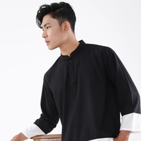 Opsi berikut terlihat sederhana namun punya permainan warna netral yang menarik. Adam Tops dari Ethniq Couture for Men ini bisa dimiliki dengan Rp 350 ribu.