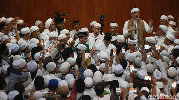 Pusara Ustaz Arifin Ilham Ditutup, Tangisan Keluarga Pecah