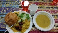 Menu berbuka puasa di Khadija Center, Stockholm. Ada kurma dan hidangan khas Timur Tengah dan Asia Selatan untuk jamaah, seperti nasi biryani, sup lentil, fruit chaat, minuman rooh afza, dan kari ayam (Ahmad Satria Budiman/Istimewa)