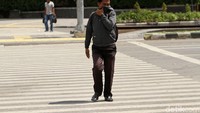 Jaket pun digunakan untuk menutup wajah agar terhindar dari efek gas air mata.