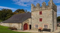 Syuting jatuhnya Bran ini di Castle Ward, Irlandia Utara. Bran didorong dari jendela menara oleh Jaime Lannister untuk menutupi kasus incestnya dengan Cersei Lannister