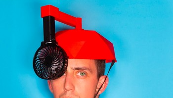 Topi dengan kipas ini bisa jadi solusi kalau berkeringat. (instagram/unnecessaryinventions)