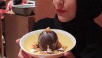 Gagal ke DPR, Ini Gaya Makan Elma Theana Saat Makan Pete dan Puding