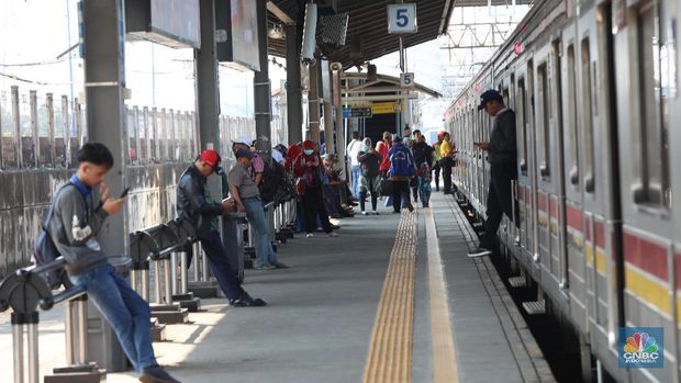 Suasana pengunjung pengguna KRL Commuter Line, Jakarta, Kamis 23 /5. Awalnya KRL Commuter Line tujuan Stasiun Rangkasbitung diarahkan ke Stasiun Kebayoran. Para pengguna KRL yang hendak menuju Stasiun Rangkasbitung diminta berhenti di Stasiun Kebayoran. Selain itu, mereka yang hendak ke Stasiun Tanah Abang dan Palmerah diminta mengambil stasiun alternatif. Namun, per pagi ini, Stasiun Tanah Abang dan Rangkasbitung telah kembali beroperasi. (CNBC Indonesia/Muhammad Sabki)
