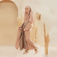 Zaskia Sungkar di bawah label Zaskia Sungkar Jakarta merilik koleksi Lebaran berupa potongan gamis dengan aksen belt. Zaskia juga kembali memilih warna-warna earth tone yang hangat dengan potongan busana yang tegas. Foto: Instagram Zaskia Sungkar Jakarta 
