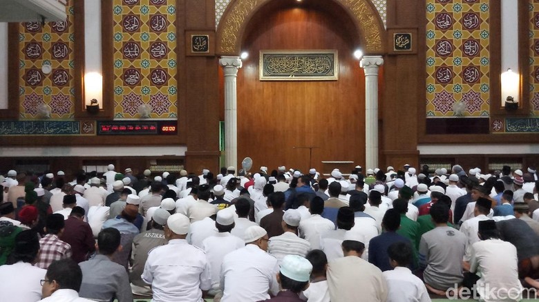 Jemaah Az-Zikra Bacakan 7 Surat Alquran untuk Almarhum Ustaz Arifin Ilham Jemaah Az-Zikra Bacakan 7 Surat Alquran untuk Almarhum Ustaz Arifin Ilham