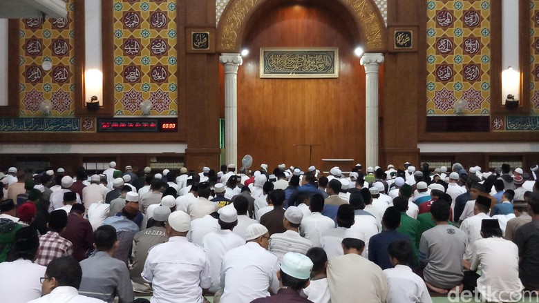Ustaz Arifin Ilham Wafat, Jemaah Gelar Zikir di Masjid Az-Zikra Ustaz Arifin Ilham Wafat, Jemaah Gelar Zikir di Masjid Az-Zikra