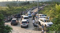 Banyak tamu yang mulai berdatangan ke area pemakaman di Masjid Gunung Sindur, Bogor.