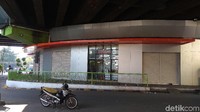 Dirut PD Pasar Jaya Arief Nasrudin mengatakan, area di sekitar pasar masih banyak sisa-sisa bakaran ban dan pecahan kaca sehingga membuat akses ke lokasi masih sulit. Itu yang membuat para pedagang sepakat tutup untuk beberapa hari ini.