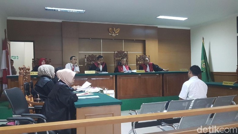 Coblos 50 Surat Suara Prabowo-Sandi, Pria di Serang Diadili Coblos 50 Surat Suara Prabowo-Sandi, Pria di Serang Diadili