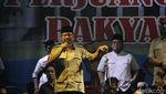 Momen Prabowo Jenguk Massa Pendemo di Bawaslu yang Terluka