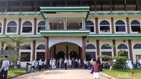 Para pelayat mulai dari santri, murid hingga rekan almarhum sudah mulai berdatangan ke lokasi.