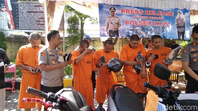 Komplotan Jambret Spesialis Turis Asing di Bali Ditangkap Komplotan Jambret Spesialis Turis Asing di Bali Ditangkap