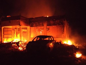 Polsek Tambelangan di Sampang Madura Dibakar Massa