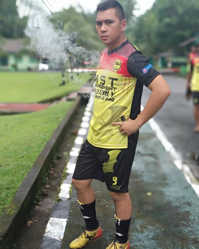 Padahal sosok aparat keamanan tersebut adalah pria asli Indonesia, yang bernama Andre K Iroth. Hal tersebut diungkapkan oleh rekannya @roccabaraya yang menjelaskan bahwa polisi tersebut bukan berasal dari China. Foto: Instagram @krissandro_23