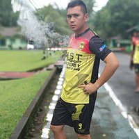 Padahal sosok aparat keamanan tersebut adalah pria asli Indonesia, yang bernama Andre K Iroth. Hal tersebut diungkapkan oleh rekannya @roccabaraya yang menjelaskan bahwa polisi tersebut bukan berasal dari China. Foto: Instagram @krissandro_23