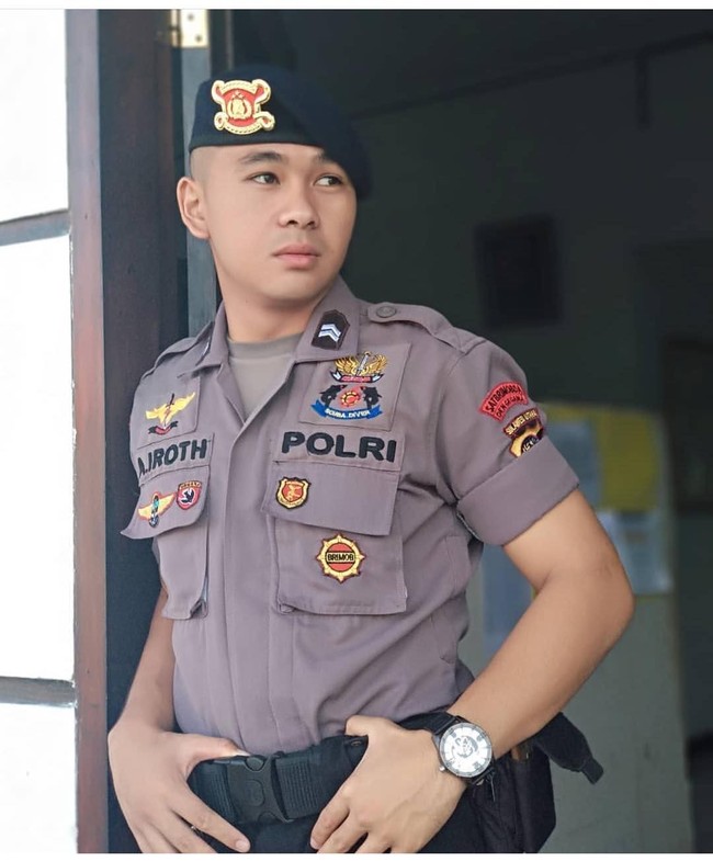 Oh ini toh yang dibilang WNA sama emak-emak, komentar netizen. Mantap ndan jaga NKRI harga mati, tambah netizen lainnya. Walaahh. Selamat berjuang pak. Sehat & selamat selalu, imbuh lainnya. Foto: Instagram @krissandro_23