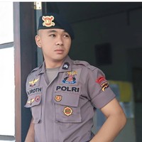 Oh ini toh yang dibilang WNA sama emak-emak, komentar netizen. Mantap ndan jaga NKRI harga mati, tambah netizen lainnya. Walaahh. Selamat berjuang pak. Sehat & selamat selalu, imbuh lainnya. Foto: Instagram @krissandro_23