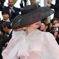 Di tangan desainer Dior sekarang, Maria Grazia Chiuri, gaya ikonis itu mendapat sentuhan yang terkesan modern. Untuk busana Elle misalnya, material silk organza shirt dan tulle dipilih sehingga tampak lebih ringan. (Foto: Getty Images)