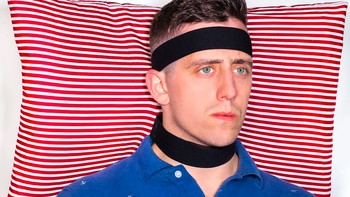 Bantal yang bisa dibawa kemana-mana dengan dipasang di kepala. (instagram/unnecessaryinventions)