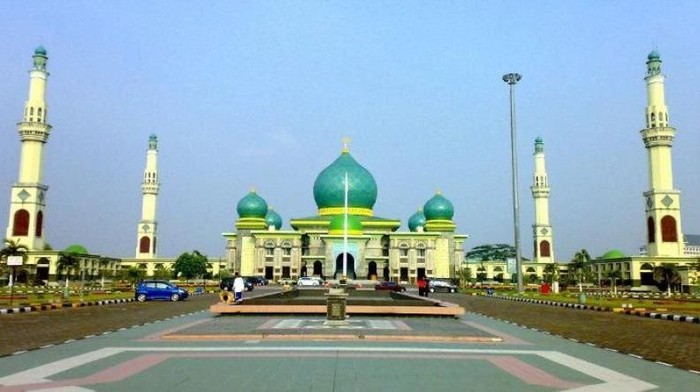 Masjid agung di Pekanbaru.