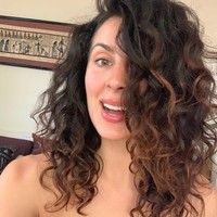 Mantan hairstylist itu saat ini tengah belajar pengobatan alternatif. Dia pun kerap menyuarakan kepada wanita agar tidak malu dengan menstruasi.  Foto: Facebook