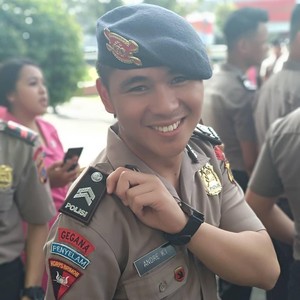 Sosok Viral Brimob Ganteng yang Dikira dari China di Aksi Demo 22 Mei Sosok Viral Brimob Ganteng yang Dikira dari China di Aksi Demo 22 Mei