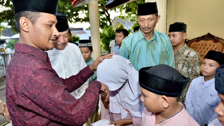 Raut Ceria Anak Yatim Sabang dapat Uang Lebaran Rp 2 Juta/Orang Raut Ceria Anak Yatim Sabang dapat Uang Lebaran Rp 2 Juta/Orang