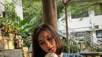 Isel kini tengah hamil anak pertamanya dengan Miqdad. Ia terlihat santai menikmati minuman buatan gerai kopi ternama. Foto: Instagram iselfricella/miqdadsy
