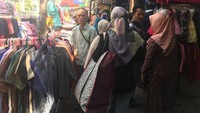 Kemarin nggak dagang,  masih pada takut. Sekarang baru datang. Nggak takut (rusuh). Ya mau gimana, kalau nggak buka, nggak makan, kata salah satu PKL Tanah Abang, Aci. Foto: PKL Tanah Abang. (Arief Ikhsanudin/detikcom).