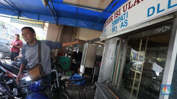 Kondisi warung Kelontong di Jalan Sabang, Jakarta,  Kamis 23/5. Bawang-barang yang dijarah seperti rokok minuman ludes habis diambil massa saat rusuh malam hingga dini hari tadi.  Selain diambil dagangannya massa juga merusak toko kelontongan seperti kulkas dan pintu-pintu warung.  Raja 50tahun mengatakan alami kerugian bisa sampai 50 juta.  
(CNBC Indonesia/Muhammad Sabki)