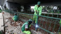 Petugas memperbaiki pagar pembatas di kolong flyover Jatibaru, Jakarta Pusat, Kamis (23/5/2019).
