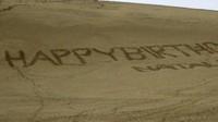 Namun baru-baru ini, pemerintah Jepang kesal dengan ulah turis yang mengukir nama di Gurun Pasir Tottori. terbaru, ada tulisan Happy Birthday Natalie sepanjang 25 meter! (Pemerintah Kota Tottori)
