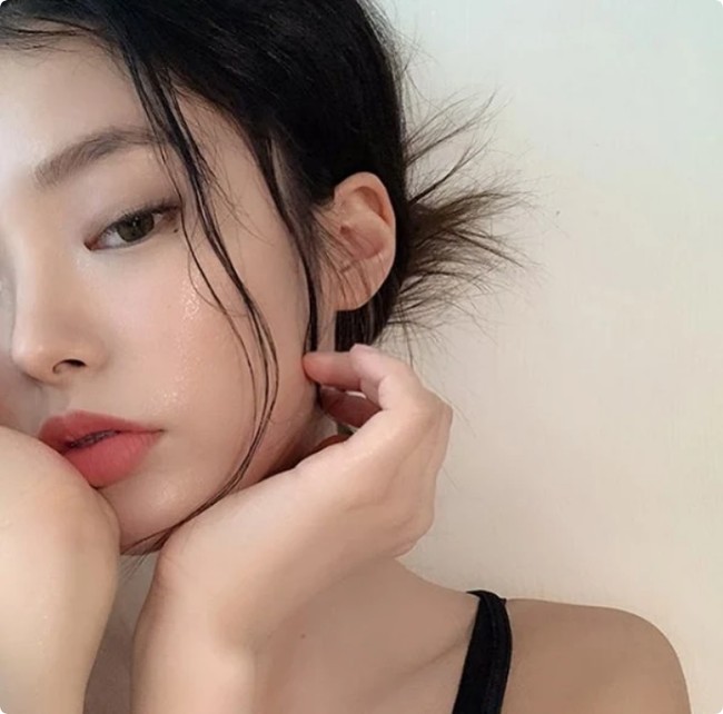 Kang Lee Seul pun mengetahui bahwa dirinya sering disamakan dengan idol 22 tahun tersebut. Ia mengaku berterima kasih atas pujian tersebut tapi juga merasa bersalah kepada fans Jennie. Foto: Instagram
