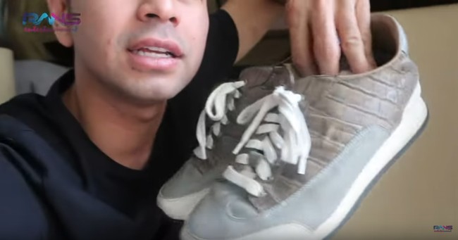 Sepatu kulit buaya ini menurut Raffi Ahmad termasuk salah satu favoritnya sehingga alas kaki tersebut ditaruhnya di dalam mobil karena sering dipakainya. Raffi menyebut sepatu tersebut salah satu koleksi termahalnya karena harganya hampir mencapai Rp 100 juta. Foto: Youtube Rans Entertainment