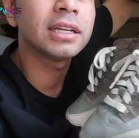 Sepatu kulit buaya ini menurut Raffi Ahmad termasuk salah satu favoritnya sehingga alas kaki tersebut ditaruhnya di dalam mobil karena sering dipakainya. Raffi menyebut sepatu tersebut salah satu koleksi termahalnya karena harganya hampir mencapai Rp 100 juta. Foto: Youtube Rans Entertainment