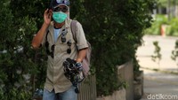 Momen ini dimanfaatkan pedagang untuk mengais rezeki dengan berjualan kacamata.